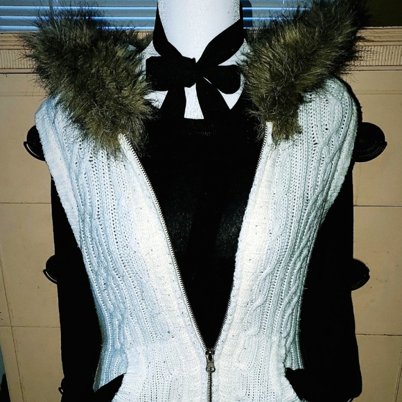 Cream/Off White Colored Vest - Picture 5 of 9